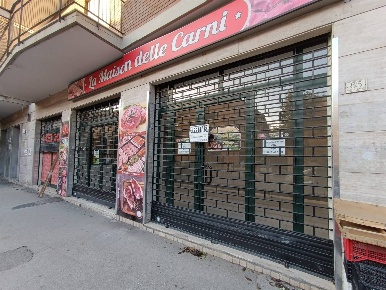 Foto Negozio in Viale Lincoln 83, Caserta Lincoln di 70 m² con 2 locali