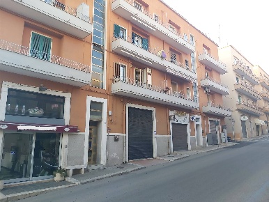 Foto Attività commerciale in Via Cappuccini 44, Noci Centro di 70 m²