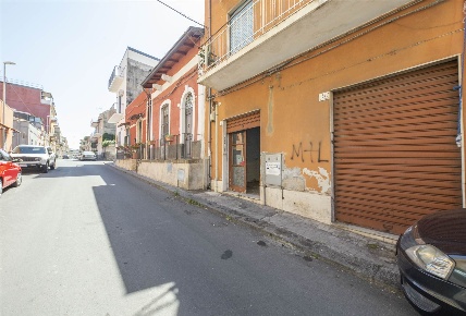 Foto Negozio in Via Macaluso 57, Catania Picanello di 59 m² con 3 locali