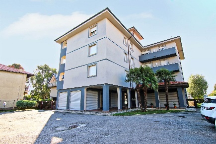 Foto Negozio in Via Piave 66, Cogliate Centro di 60 m² con 2 locali