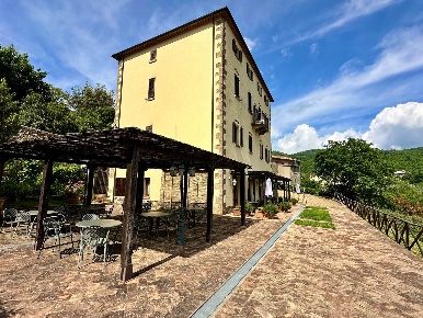 Foto Hotel a Roccastrada di 600 m² con 20 locali in vendita