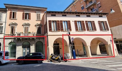 Foto Ufficio a Forlì Centro Storico di 595 m² con 10 locali in vendita