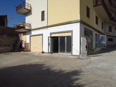 Foto Negozio in Via Cappuccini 101, Sciacca Centro di 120 m² con 1 locali