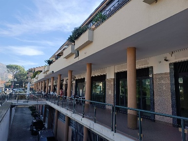 Foto Negozio in Via Petrarca, Caserta Centurano di 70 m² con 1 locali