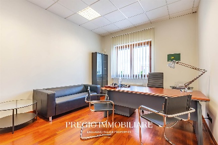 Foto Ufficio in Viale Aldo Moro, Monopoli Centro di 89 m² con 3 locali