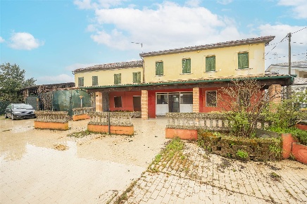 Foto Ristorante in Via argine sinistro 12, Vigonza Centro di 970 m²