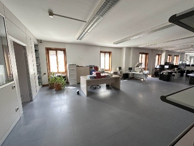 Foto Ufficio a Piacenza Centro Storico di 468 m² con 10 locali in vendita