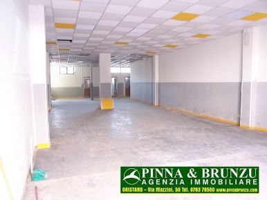 Foto Negozio in VIA VITTORIO VENETO  57, Oristano Centro di 180 m²