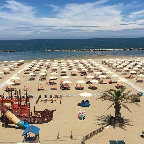 Foto Hotel a Rimini Via Dario Campana di 2700 m² con 99 locali in vendita