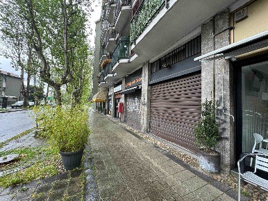 Foto Negozio in Via Degli Olmi 14, Cusano Milanino di 40 m² con 2 locali