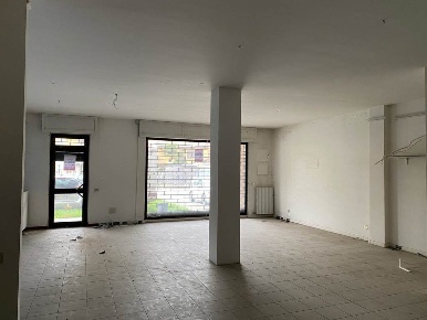Foto Negozio in Via IV Novembre, Bareggio di 160 m² con 2 locali in vendita