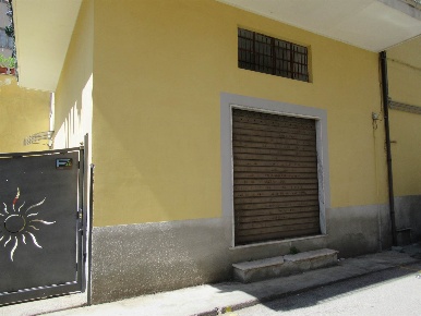 Foto Negozio in Via Antonio Andria, Giffoni Valle Piana Mercato di 77 m²