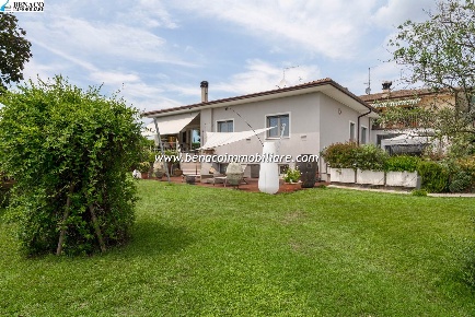 Foto Villa unifamiliare a Caprino Veronese Pesina di 158 m² con 8 locali