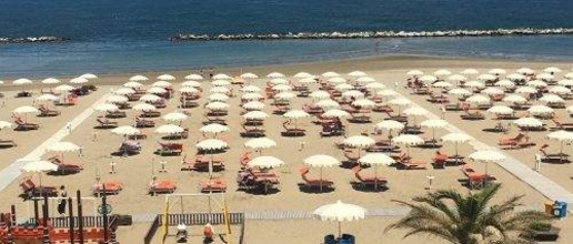 Foto Hotel a Rimini di 1300 m² con 27 locali in vendita