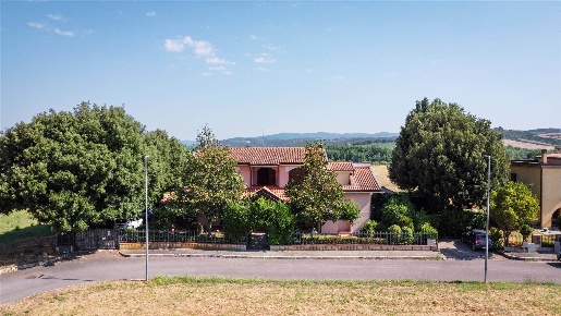 Foto Villa unifamiliare a Montalcino Centro di 240 m² con 14 locali