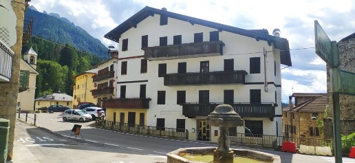 Foto Hotel a Lorenzago di Cadore di 802 m² con 25 locali in vendita