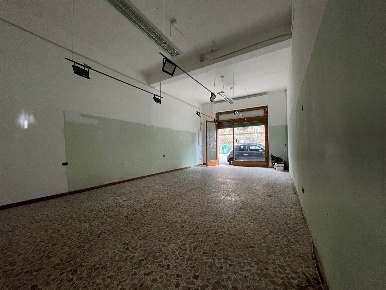 Foto Negozio a Pistoia Stadio di 60 m² con 2 locali in affitto
