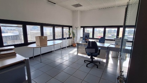 Foto Ufficio a Salerno Zona Industriale - San Leonardo di 1500 m²