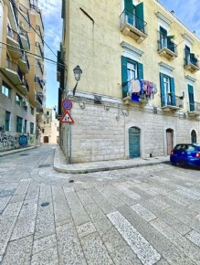 Foto Locale commerciale in via Rossini 12 14 28, Trani di 235 m² in vendita
