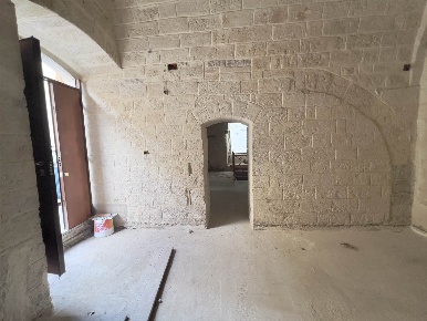 Foto Locale commerciale in via Rossini 12 14 28, Trani di 235 m² in vendita