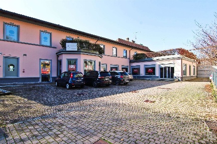 Foto Ristorante in Via Carugo 5, Rovellasca di 458 m² con 6 locali