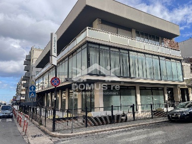 Foto Locale commerciale a Andria Pineta - Maraldo di 300 m² con 3 locali