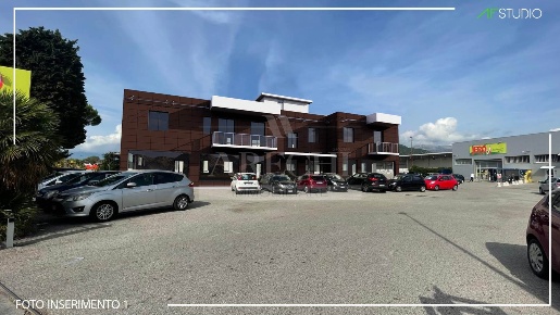Foto Negozio in Via Tiberio Claudio Felice 27, Salerno di 600 m² in affitto