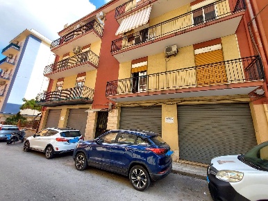 Foto Negozio a Augusta Centro di 200 m² con 2 locali in vendita
