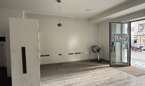 Foto Locale commerciale a Cosenza Panebianco - Tribunale di 80 m²