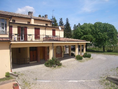 Foto Agriturismo a Casteggio Centro di 1340 m² con 14 locali in vendita