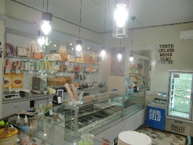 Foto Bar a Castano Primo Centro di 75 m² con 2 locali in vendita