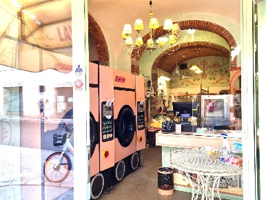Foto Negozio a Firenze Porta Romana di 75 m² con 3 locali in vendita
