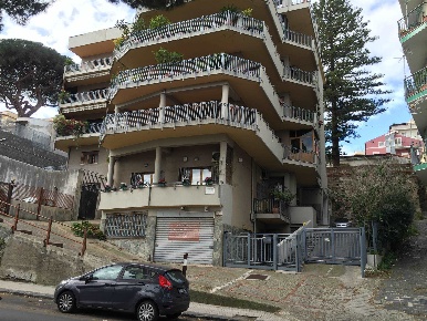 Foto Attività commerciale in Viale Italia, Messina di 280 m² con 2 locali