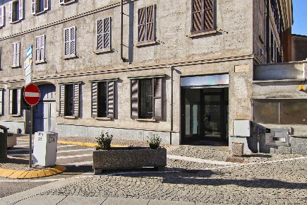 Foto Negozio in Piazza Roma 1, Cogliate Centro Storico di 77 m² in vendita