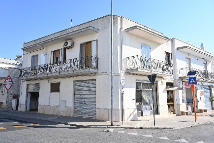Foto Negozio in Via N. Piccinni  2, Alberobello Centro di 125 m² in affitto