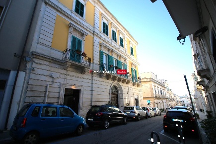 Foto Negozio in Via Verdi  8, Martina Franca di 125 m² con 4 locali