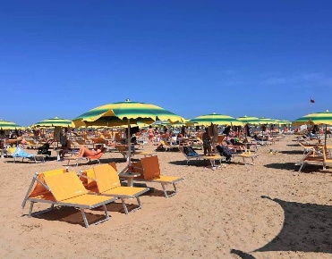 Foto Hotel a Rimini di 2200 m² con 42 locali in vendita