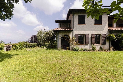 Foto Ristorante a Cassago Brianza Centro di 500 m² con 10 locali in vendita