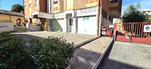 Foto Negozio in VIA VOLTA  24, Appiano Gentile Centro di 91 m² con 1 locali