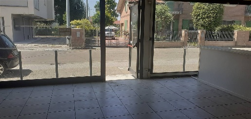 Foto Attività commerciale a Cavezzo di 400 m² con 2 locali in affitto