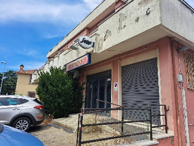 Foto Negozio in Via Richiello, Viterbo Villanova - Riello di 253 m²