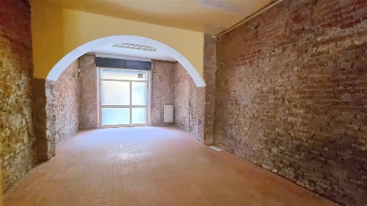 Foto Locale commerciale a Pisa Santa Maria di 85 m² con 2 locali in affitto