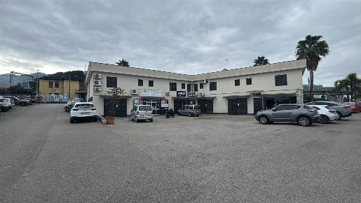 Foto Attività commerciale in via Pomigliano, Sant'Anastasia di 140 m²