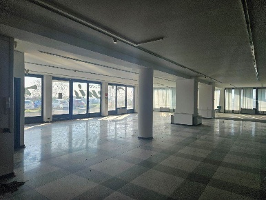 Foto Negozio in Via Dalmine 10, Curno di 622 m² con 1 locali in vendita