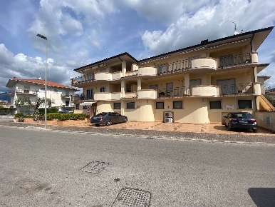 Foto Locale commerciale a Fondi Centro di 200 m² con 11 locali in vendita