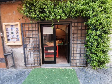 Foto Locale commerciale a Tuscania di 30 m² con 2 locali in affitto