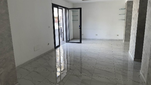 Foto Negozio in Via Vincenzo Bellini 85, Valverde di 80 m² con 1 locali