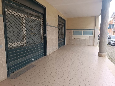 Foto Negozio in Via Giacomo Matteotti 92, Macerata Campania Centro di 70 m²