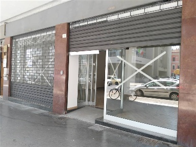 Foto Negozio in Corso del Popolo, Terni Centro Storico di 339 m² in affitto