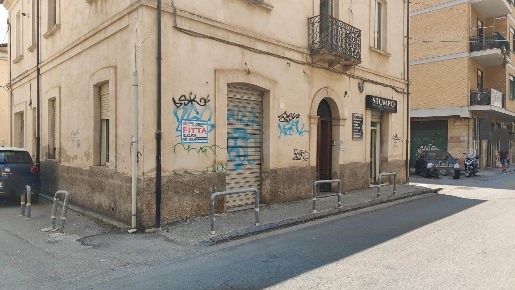 Foto Attività commerciale in via xxiv maggio, Cosenza Centro di 65 m²